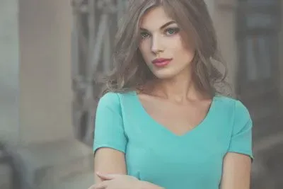 The League Bio Tips: 10 About Me &amp; Interests Examples!