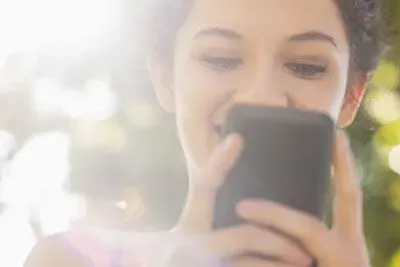 A Dating Expert's Guide To Starting A Text Conversation With A Girl