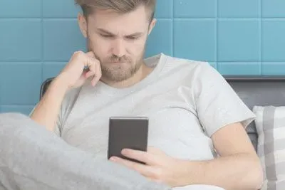 How to Text a Girl: What to Say & When