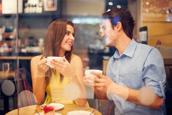 When To Ask A Girl Out Online [& How To Get Her To Say Yes!]