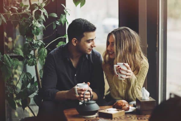 A couple enjoying a coffee date in Chicago