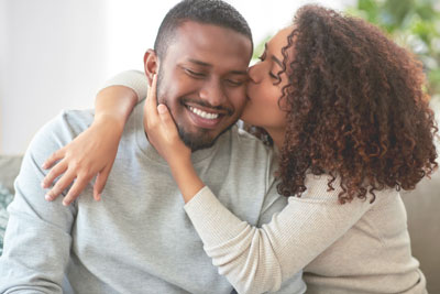 Is Hinge Plus Worth It? 2025 Reviews & Cost! 1 Woman kissing smiling man on the cheek